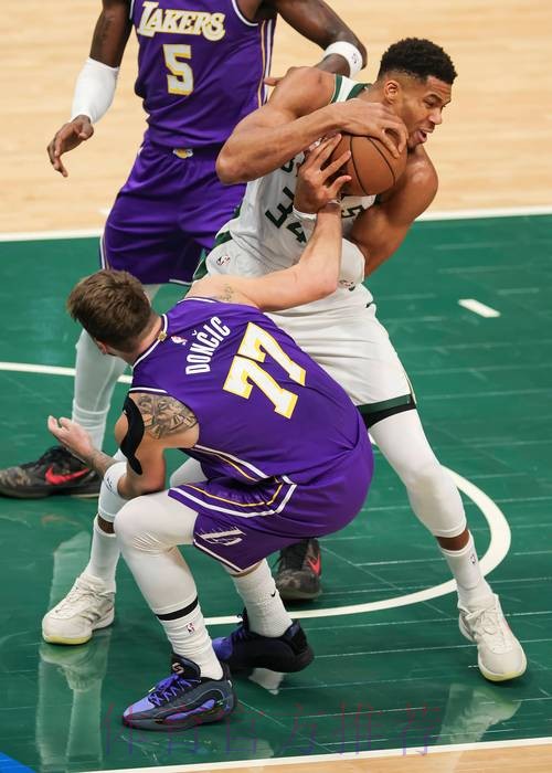 关键防守 致胜罚球 雄鹿客场胜湖人