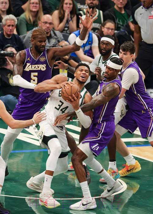 关键防守 致胜罚球 雄鹿客场胜湖人